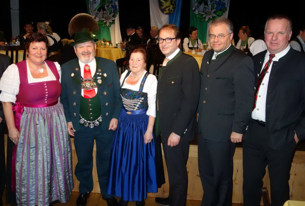 on links: Landrätin Andrea Jochner-Weiß, Max und Annemarie Bertl, Bundesverkehrsminister Alexander Dobrindt, MdL Harald Kühn und Bürgermeister Peter Erhard aus Böbing im Pfaffenwinkel. 