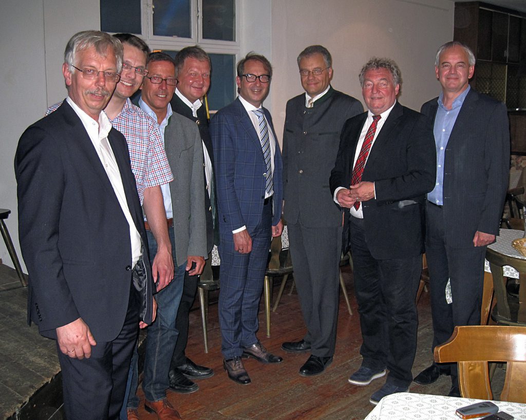 Harald Kühn und Verkehrsminister Alexander Dobrindt in Eschenloche nach einem Gespräch anlässlich der Straßenbauvorhaben im Landkreis Garmisch-Partenkirchen. Von links nach rechts: Peter Bitzl, 3. Bgm. Philipp Lederer (beide Oberau), 2. Bgm. Wolfgang Bauer (Garmisch-Partenkirchen), 1. Bgm Anton Kölbl (Eschenlohe), Bundesverkehrsminister Alexander Dobrindt MdB, Harald Kühn MdL, Dr. Michael Rapp (Murnau), Claus Gefrörer (Garmisch-Partenkirchen).