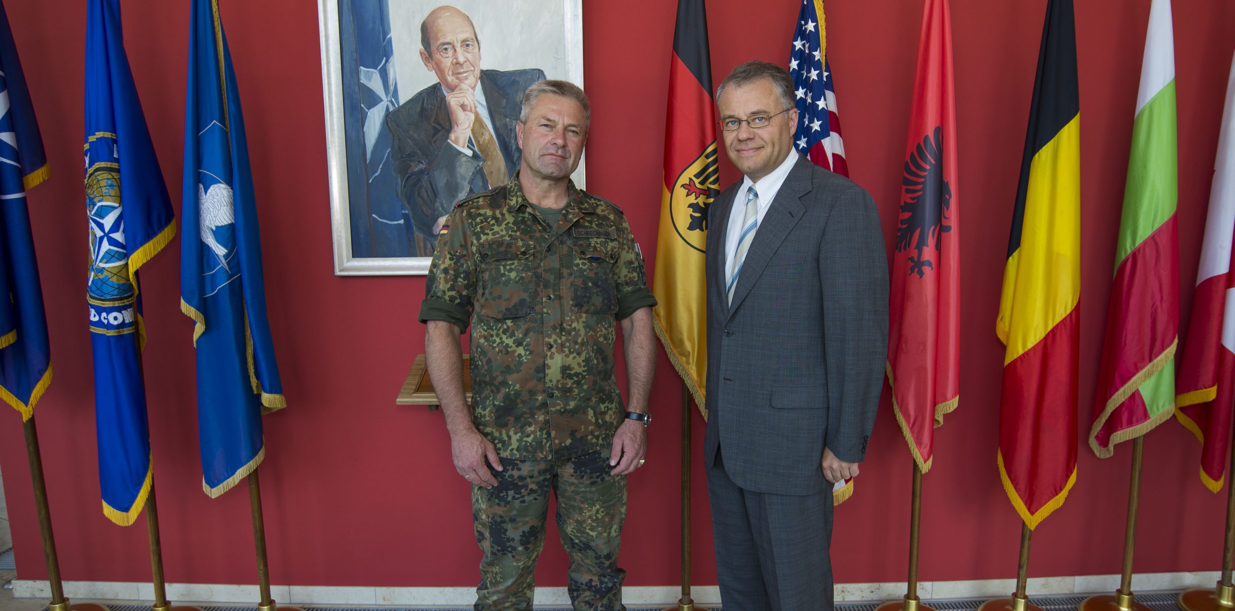 Harald Kühn mit dem Dienstältesten Deutschen Offizier und Stellvertreter des Kommandeurs der NATO School Oberammergau, Herrn Oberst i.G. Joachim Schreckinger, bei seinem Besuch der NATO School Oberammergau am 26. September 2016
