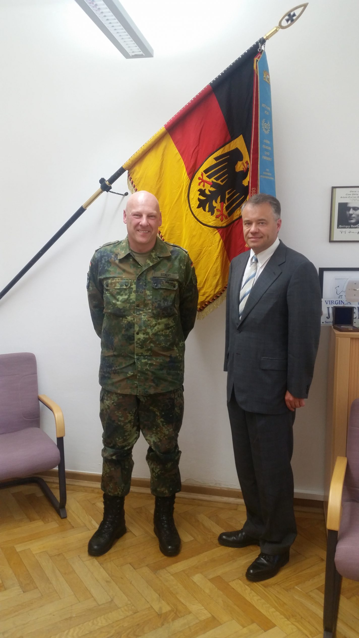 Harald Kühn mit dem dem Kommandeur des Führungsunterstützungsbataillons 293, Herrn Oberstleutnant Jürgen Eckert, bei einem Besuch der Werdenfelser Kaserne in Murnau am 26.September 2016.